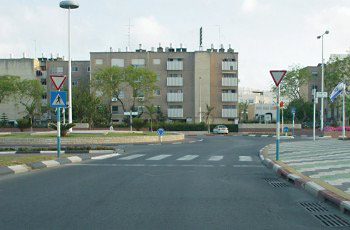 תמונה לשאלת תיאוריה: כשאתה מגיע ברכבך למקום הנראה בתמונה, חובה עליך: