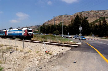 תמונה לשאלת תיאוריה: בהתקרבך למפגש מסילת ברזל ורכבת מתקרבת נראית, נשמעת או משמיעה אות אזהרה: