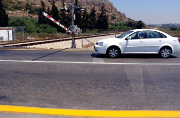 תמונה לשאלת תיאוריה: האם מותר להמשיך בנסיעה במפגש מסילת ברזל, כשהמחסום נמצא בתנועה, יורד או עולה?