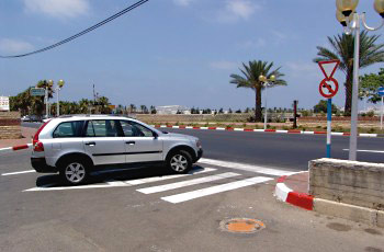 תמונה לשאלת תיאוריה: כיצד תנהג בהתקרבך לצומת המתואר בתמונה?