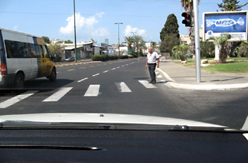 תמונה לשאלת תיאוריה: בתמונה שלפניך רואים מדרכה. מהו המשפט הנכון?