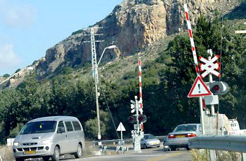 תמונה לשאלת תיאוריה: באילו תנאים מותר לחצות מסילת ברזל?