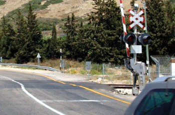 תמונה לשאלת תיאוריה: כיצד יש לנהוג כאשר דולקים אורות אדומים מהבהבים ברמזור שבתמונה?