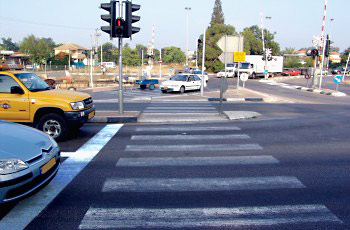 תמונה לשאלת תיאוריה: היכן תעצור כשבצומת שלפניך דולק ברמזור האור האדום?