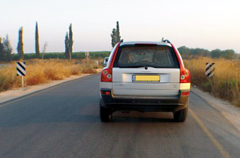 תמונה לשאלת תיאוריה: למה חשוב להקפיד על נהיגה בימין הכביש?