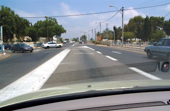 תמונה לשאלת תיאוריה: מהי הבעיה העיקרית העומדת לפני הנהג בהתקרבו אל צומת?