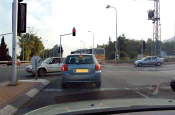 תמונה לשאלת תיאוריה: מה הן הסכנות והבעיות המיוחדות בחציית צמתים?