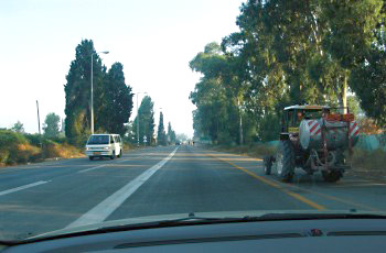 תמונה לשאלת תיאוריה: כיצד ינהג הנוהג בטרקטור בדרך, אם בעת נהיגתו הוא מפריע למעבר התנועה שמאחוריו?