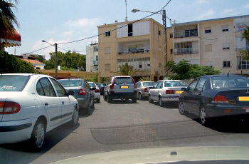 תמונה לשאלת תיאוריה: מה הן הסכנות שיש להביא בחשבון בכביש שלפניך?