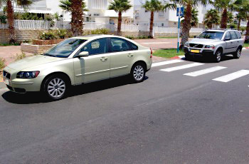 תמונה לשאלת תיאוריה: איזה מכלי הרכב הנראים בתמונה אינו חונה נכון?