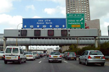 תמונה לשאלת תיאוריה: אתה נוהג בדרך שיש בה תנועה כבדה. כיצד תוודא נסיעה בטוחה?