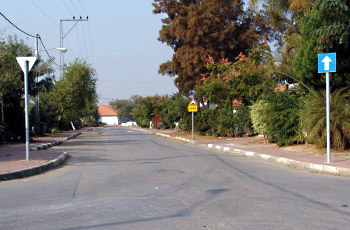תמונה לשאלת תיאוריה: בתמונה שלפניך מתואר מצב בלתי אפשרי. מהו מצב זה?