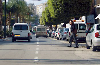 תמונה לשאלת תיאוריה: מה על הנהג (אתה) לעשות כדי להימנע מפגיעה בהולך הרגל?
