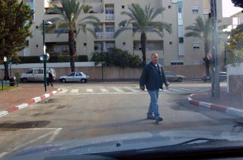 תמונה לשאלת תיאוריה: בתמונה שלפניך מצולם אירוע. כיצד עליך לנהוג?