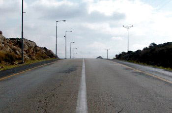 תמונה לשאלת תיאוריה: כיצד תנהג בקטע הדרך שלפניך?