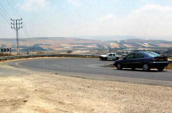 תמונה לשאלת תיאוריה: מהי ההתנהגות הנדרשת מנהגי כלי הרכב בתמונה?