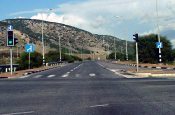 תמונה לשאלת תיאוריה: בהמשך הדרך חלים שינויים בסדרי התנועה. כיצד תיערך לקראת שינויים אלה, כשאתה נוהג בנתיב הימני?