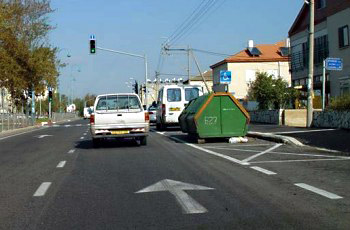 תמונה לשאלת תיאוריה: הרמזור בכיוון נסיעתך ירוק. מה עליך לעשות בהתקרבך אליו?
