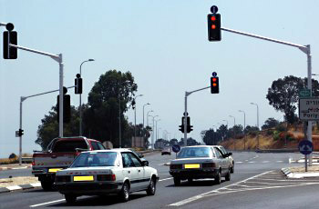 תמונה לשאלת תיאוריה: כיצד חייבים לפעול נהגי כלי הרכב העומדים בצומת, לפי התמונה?
